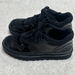 UGG WOMEN’S HIGHLAND SNEAKER — US 8